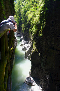 恩施悬崖边俯瞰翠绿山谷河流