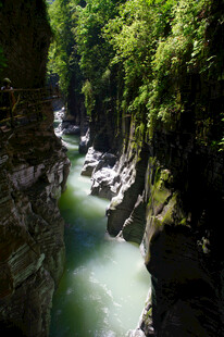 恩施峡谷绿水伴葱郁山林