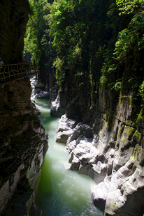 恩施山间翠绿溪流穿岩石
