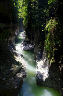 恩施峡谷间的潺潺绿水