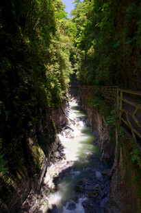 恩施山间溪流旁的木质栈道