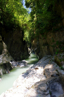 恩施山间溪流 清幽峡谷美景