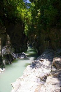 恩施山间幽美溪流景色