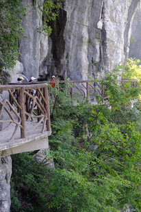 恩施山间悬空栈道 绿意环绕