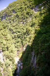 恩施翠绿山峦间的峭壁景致