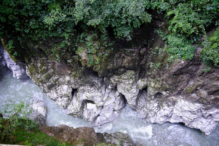 恩施山间湍急溪流与嶙峋怪石