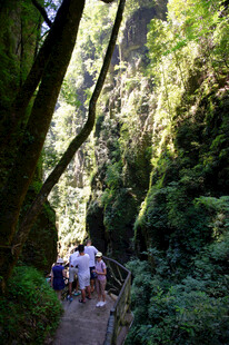 恩施山间小径上的徒步旅行者