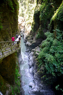 恩施山间溪流上的人行栈道