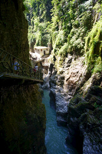 恩施山间幽邃峡谷溪流景观