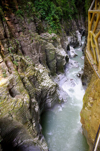 恩施山间湍急溪流与木质栈道