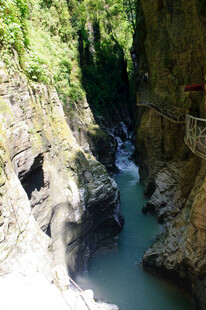 恩施峡谷溪流间的自然美景