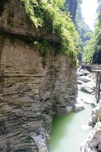 恩施峡谷溪流旁的层叠岩壁