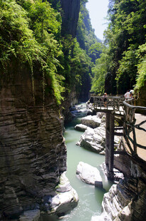恩施山间峡谷栈道与潺潺溪流