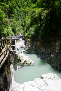 恩施山间溪流旁的木质栈道