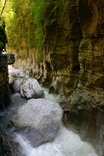 恩施山间湍急溪流与嶙峋怪石