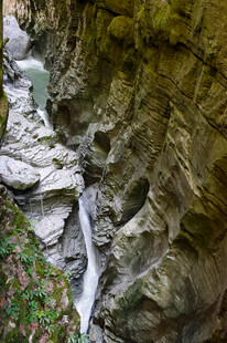 恩施山间瀑布流淌于岩石间