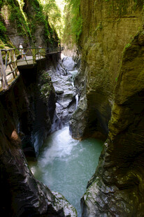 恩施山间幽美峡谷溪流景致