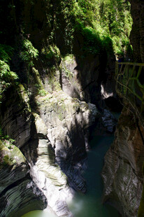 恩施山间幽美峡谷溪流景观