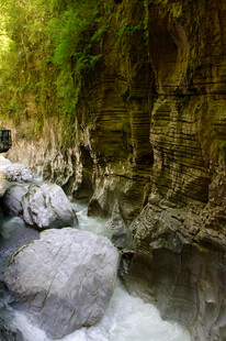 恩施山间溪流与巨石景观