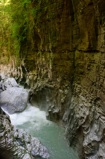 恩施山间溪流潺潺 绿意环绕