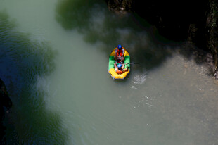恩施河上漂流的多彩皮划艇
