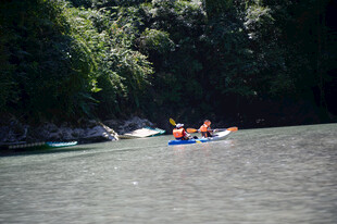 恩施河上漂流的多彩皮划艇