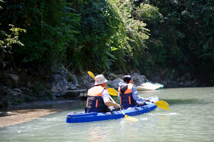 恩施蓝筏上的丛林漂流之旅