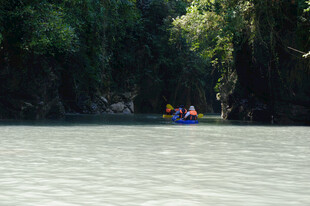 恩施河上漂流探险的多彩皮划艇