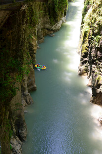 恩施峡谷中漂流的皮划艇