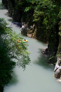 恩施山间河流上的皮划艇之旅