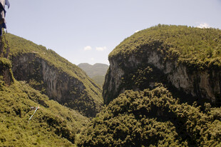 恩施壮丽山峦绿意浓