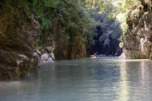 恩施峡谷河道中的皮划艇之旅