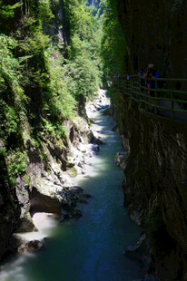 恩施山间幽径伴溪流美景