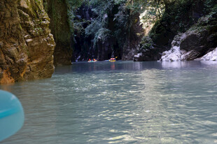 恩施峡谷中的澄澈水域