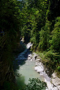 恩施山间清幽溪流景观