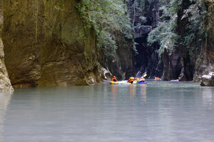 恩施峡谷漂流探险的精彩瞬间