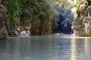 恩施峡谷中泛舟的宁静美景