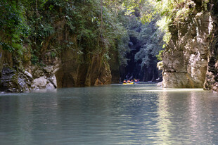 恩施峡谷间的宁静水域