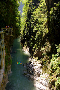 恩施峡谷间的碧绿溪流美景