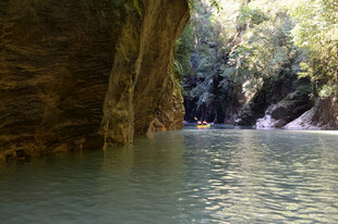 恩施峡谷中的清澈水域