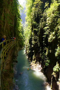 恩施峡谷溪流美景