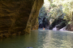 恩施峡谷水畔的自然美景