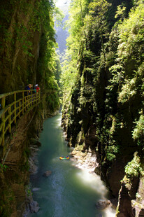 恩施山间栈道旁的清幽河谷
