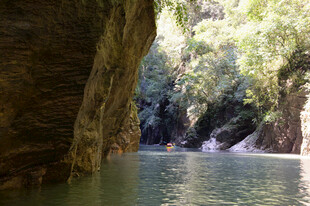 恩施峡谷河道中的漂流景象