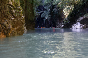 恩施峡谷水域中的漂流景象