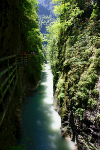 恩施峡谷间的潺潺溪流