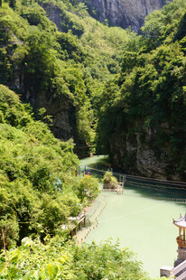 恩施青山绿水间的秀丽河谷