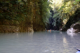 恩施峡谷河流中的皮划艇之旅