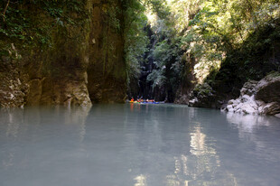 恩施峡谷中的宁静漂流水域