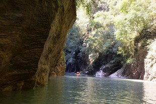 恩施峡谷河道中的皮划艇之旅